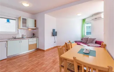 Kuhinja ili čajna kuhinja u objektu Holiday Apartment Krvavica 08