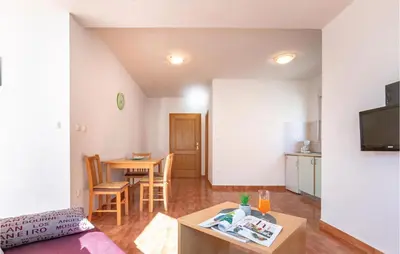 TV i/ili zabavni centar u objektu Holiday Apartment Krvavica 08