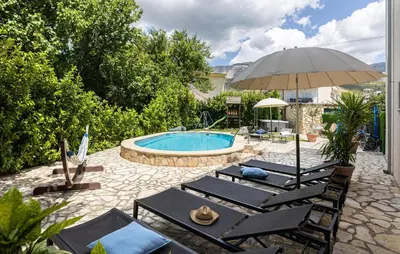 Bazen u objektu Holiday Home Zrnovnica 06 ili u blizini