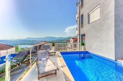 Bazen u objektu Apartments Pepa ili u blizini