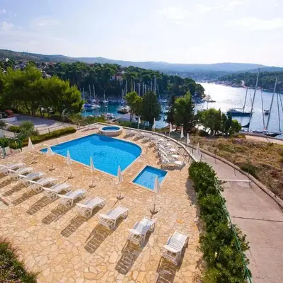 Apartment Milna - with Swimming Pool & Amazing Seaviews