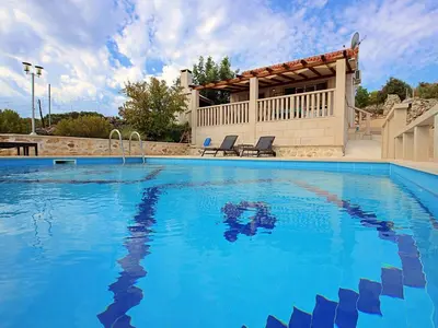 Bazen u objektu Holiday Home Villa Tonka by Interhome ili u blizini