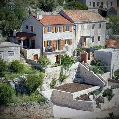 Nautilus-Bay Steinhaus im Dorf von Zavala für 2-7 Personen