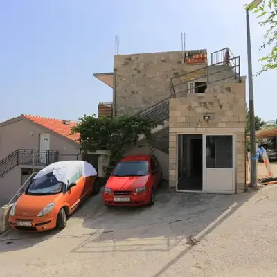 Apartments with parking space Brela