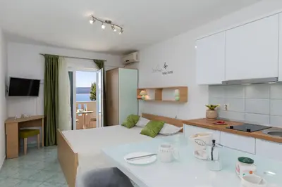 Kuhinja ili čajna kuhinja u objektu Apartments by the sea Medici, Omis - 1047