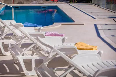 Bazen u objektu Apartments Emil ili u blizini