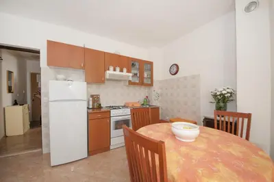 Kuhinja ili čajna kuhinja u objektu Apartments Mira