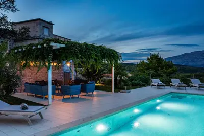 Bazen u objektu Villa Shiraz ili u blizini