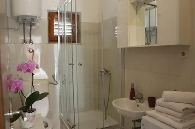 Kupaonica u objektu Apartments Curnić