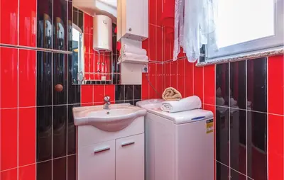 Kuhinja ili čajna kuhinja u objektu Apartment Makarska With Sea View 01