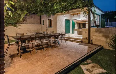 Popločani dio dvorišta ili vanjski dio objekta Gorgeous Home In Split