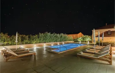 Bazen u objektu Gorgeous Home In Split ili u blizini