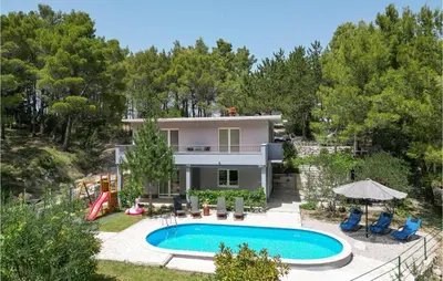 Bazen u objektu Lovely Home In Slime With Wifi ili u blizini