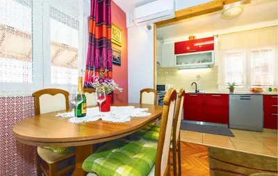 Kuhinja ili čajna kuhinja u objektu Apartment Omis With Sea View 04