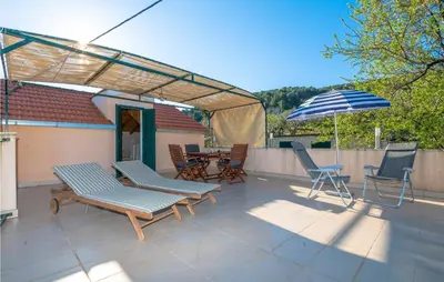 Popločani dio dvorišta ili vanjski dio objekta Holiday Home Stari Grad 05