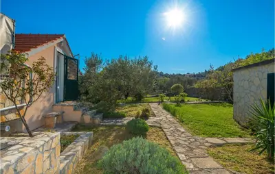 Vrt u objektu Holiday Home Stari Grad 05
