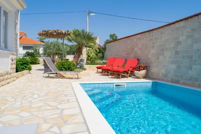 Bazen u objektu Apartments Šolta ili u blizini