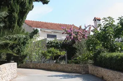 Vrt u objektu Apartments by the sea Sumartin, Brac - 5619