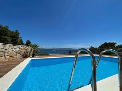 Bazen u objektu Isolated apartments with a swimming pool Cove Tvrdni Dolac, Hvar - 6112 ili u blizini