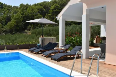Bazen u objektu Isolated apartments with a swimming pool Cove Tvrdni Dolac, Hvar - 6112 ili u blizini