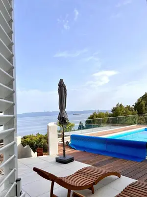 Bazen u objektu Isolated apartments with a swimming pool Cove Tvrdni Dolac, Hvar - 6112 ili u blizini