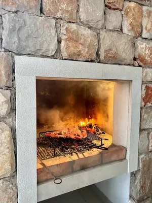 Oprema za roštilj dostupna gostima apartmana