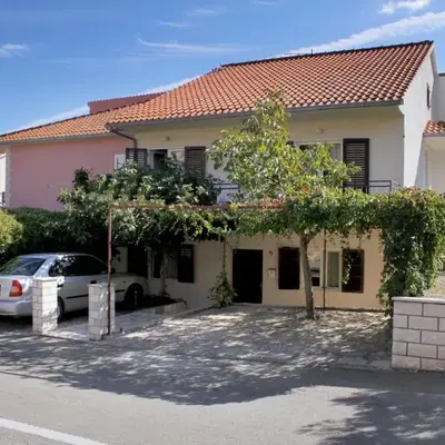 Apartments with parking space Stari Grad