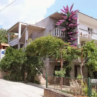 Rooms with a parking space Stari Grad