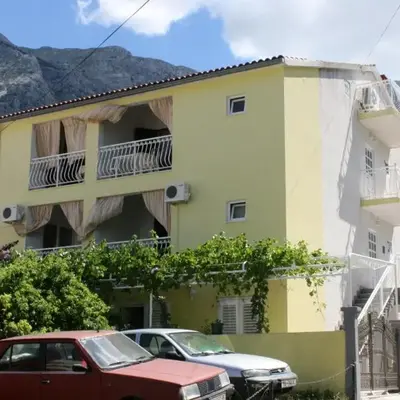 Apartments with parking space Baska Voda