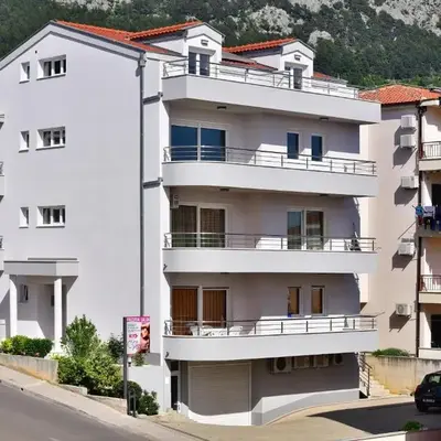 Apartments with a parking space Makarska - 6720