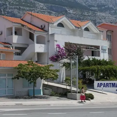 Apartments with parking space Makarska - 6693