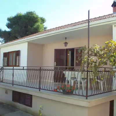 Apartments with a parking space Mirca