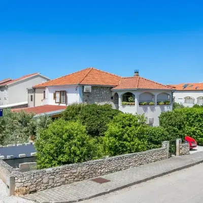 Apartments with parking space Mirca