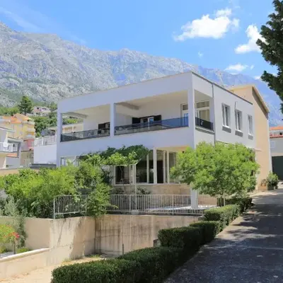 Apartments with parking space Baska Voda