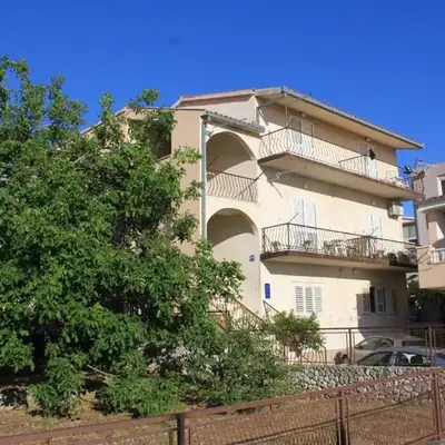 Apartments with parking space Baska Voda