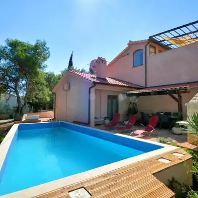 Holiday house with a swimming pool Basina