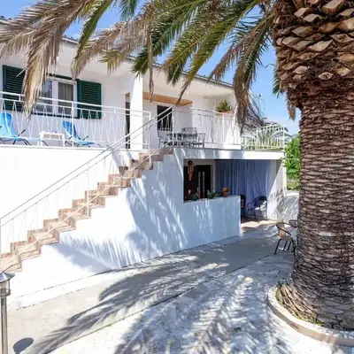 Apartments with parking space Stari Grad