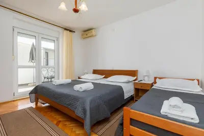 Krevet ili kreveti u jedinici u objektu Apartments with parking space Omis - 2745