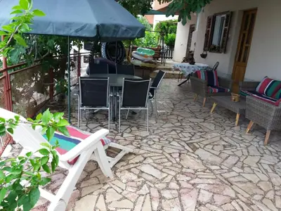 Popločani dio dvorišta ili vanjski dio objekta Apartments and rooms by the sea Sumpetar, Omis - 2099