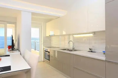 Kuhinja ili čajna kuhinja u objektu Apartments by the sea Duce, Omis - 4795