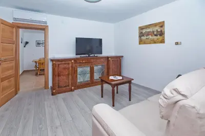 TV i/ili zabavni centar u objektu Peaceful Old Town Apartment with Sea and Sunrise Views