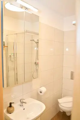 Kupaonica u objektu Peaceful Old Town Apartment with Sea and Sunrise Views
