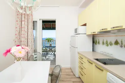Kuhinja ili čajna kuhinja u objektu Superb Beachfront Luxury Seaview with Private Beach