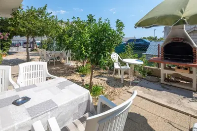 Restoran ili neka druga zalogajnica u objektu Apartments near beach Babic