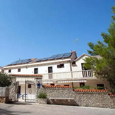 Apartments with a parking space Pucisca