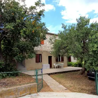 Apartments with parking space Zavala