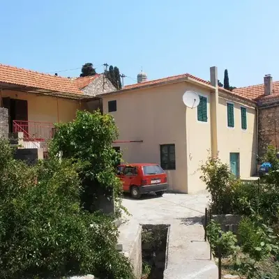 Apartments with parking space Vrisnik