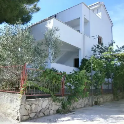 Apartments with parking space Stomorska