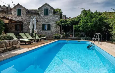 Bazen u objektu Holiday Home Postira With Fireplace Vii ili u blizini