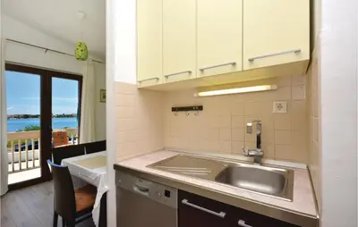 Kuhinja ili čajna kuhinja u objektu Apartment Podstrana With Sea View V